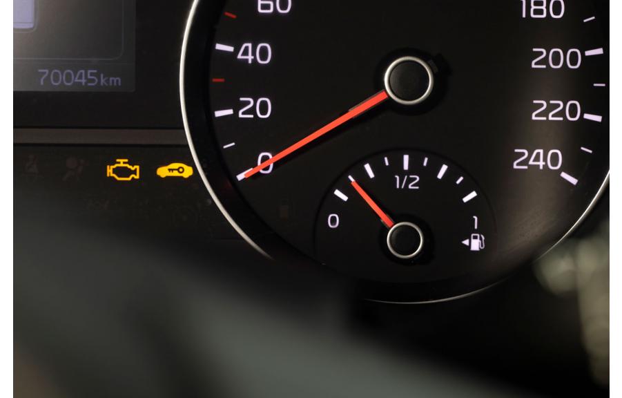 Martorul Check Engine – Ce rol are și cum reacționezi când se aprinde?