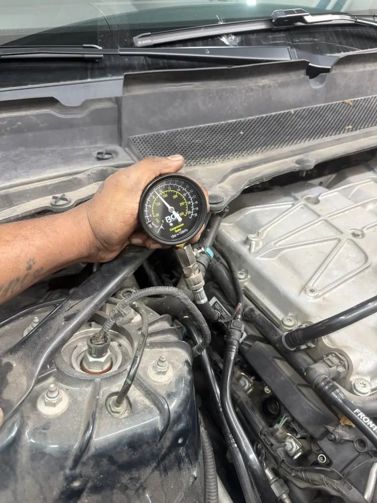 Ceasul de compresie montat pe motor