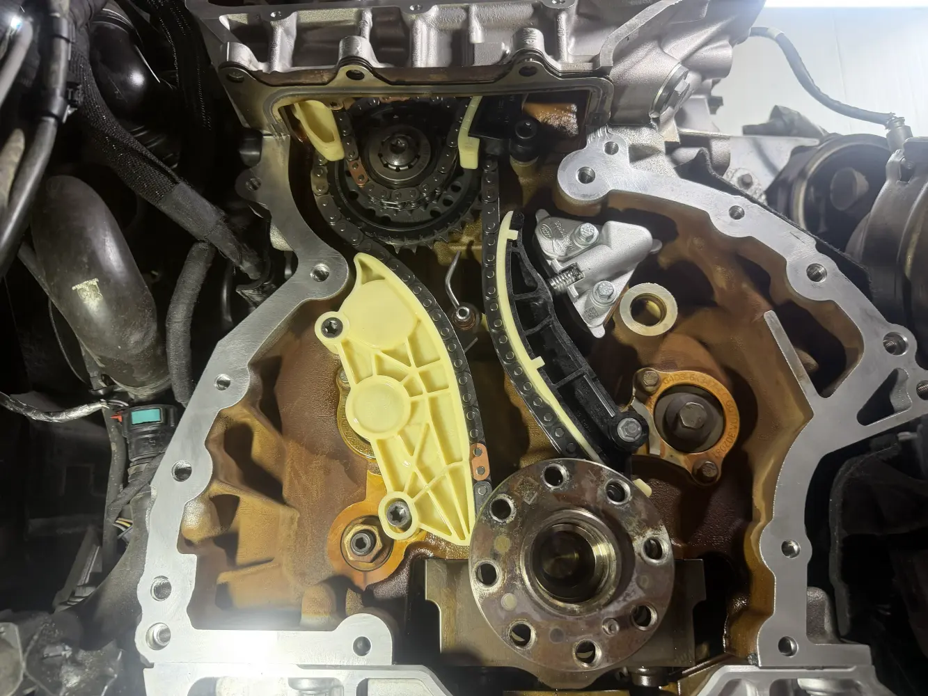 Partea fronatlă a motorului cu distribuția nouă montată în atelier