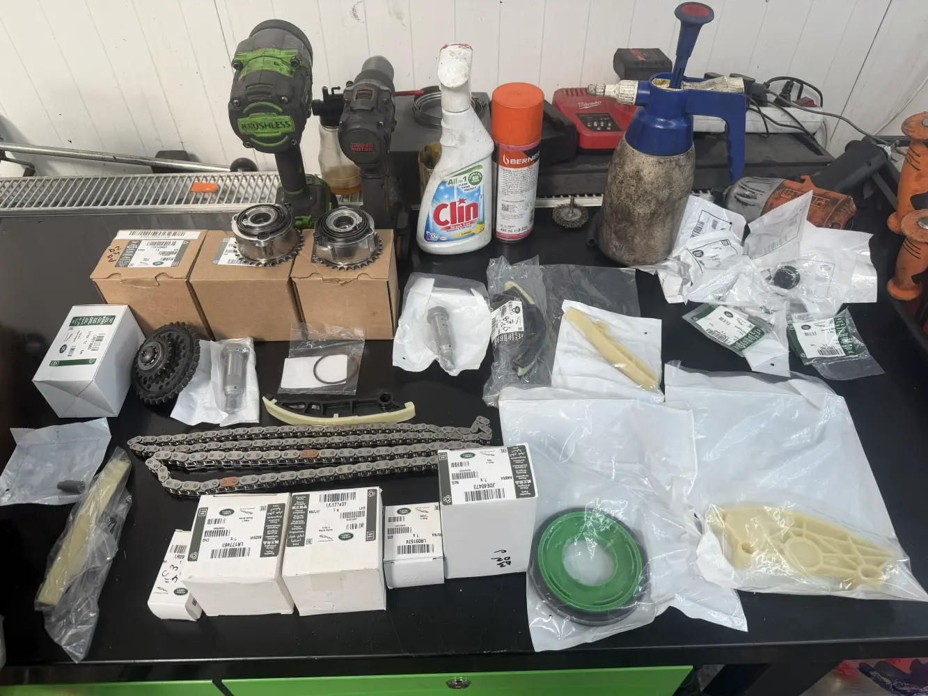 Piese noi distribuție pe bancul de lucru în atelier