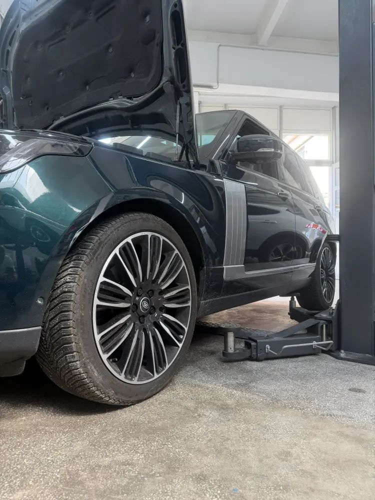 Range Rover L405 pe elevator, cu capota ridicată