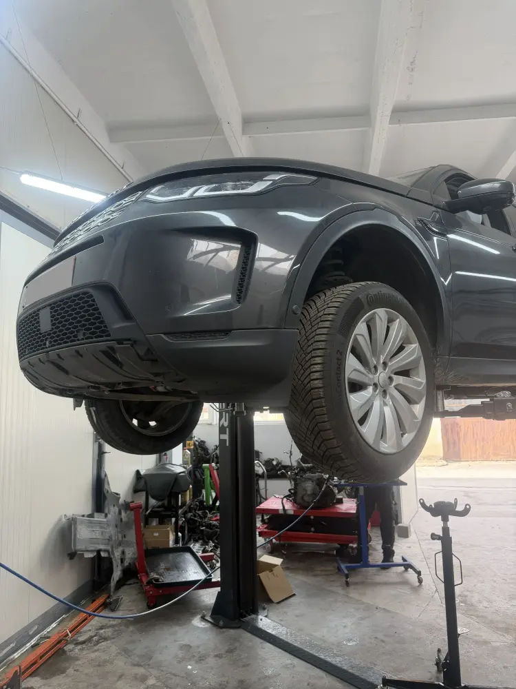 Discovery Sport pe elevator